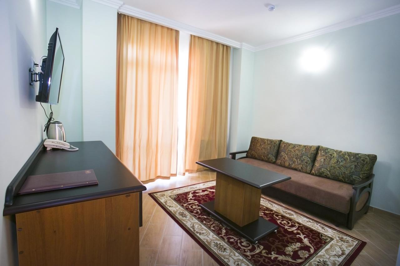 Hotel Acra Сухумі Екстер'єр фото
