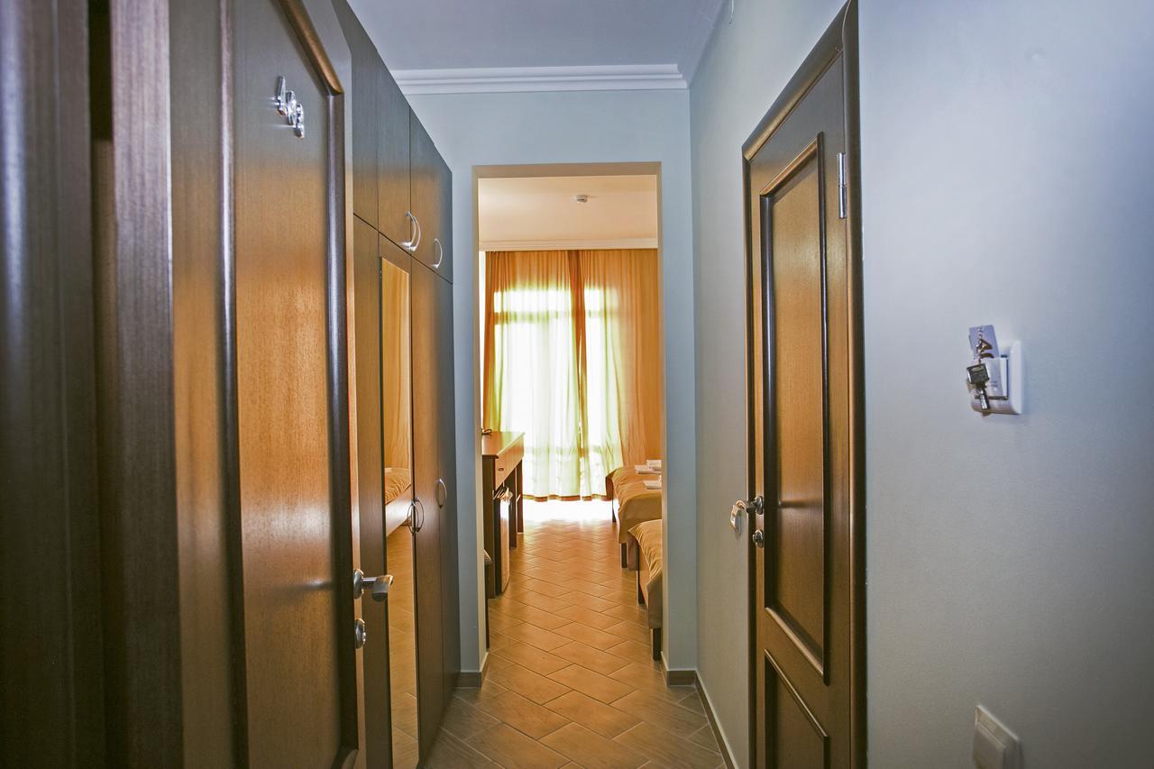 Hotel Acra Сухумі Екстер'єр фото