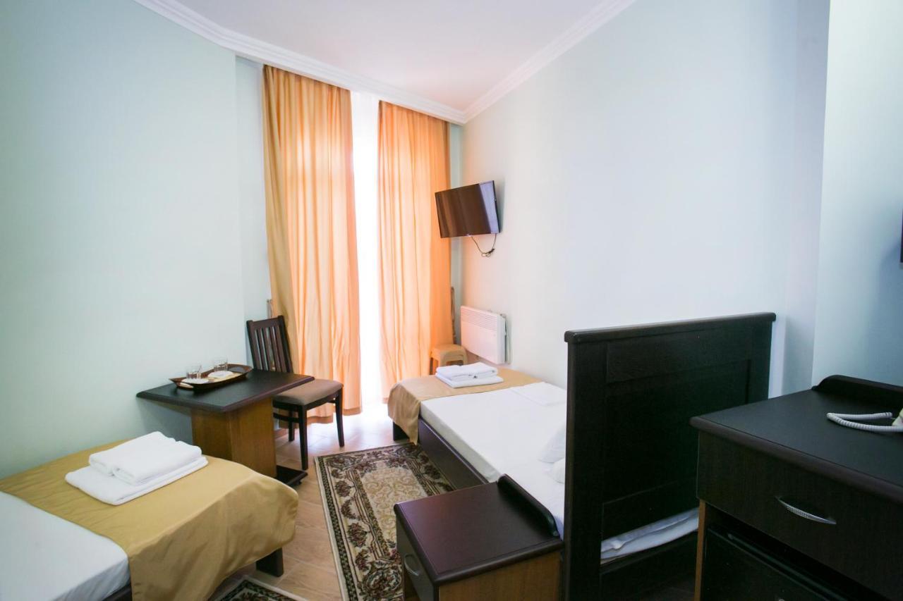 Hotel Acra Сухумі Екстер'єр фото